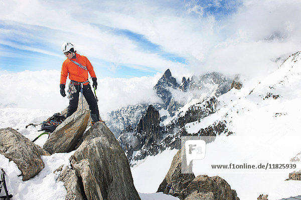Mittelgroßer erwachsener Mann beim Felsklettern  Chamonix  Frankreich