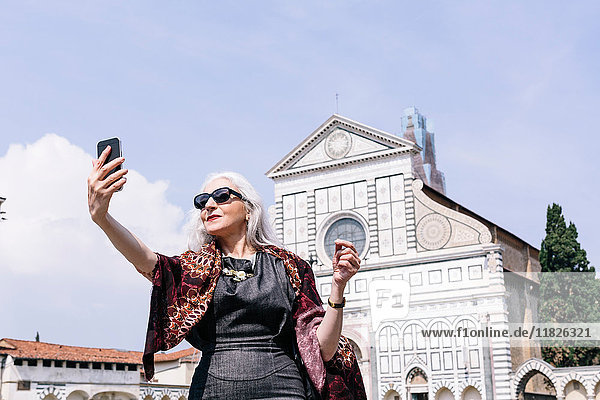 Stilvolle  reife Frau nimmt Selbstliebe vor der Kirche Santa Maria Novella  Florenz  Italien