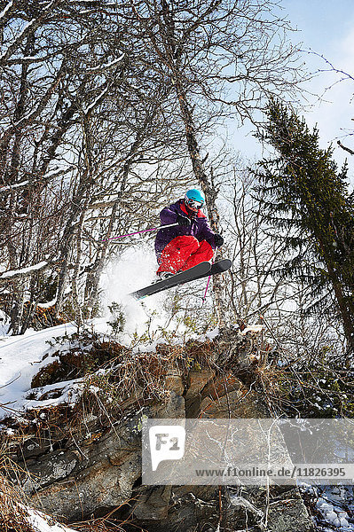 Skifahrer springt von Felsen  Are  Schweden
