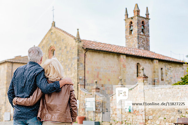 Rückansicht eines Touristenpaares mit Blick auf die Kirche  Siena  Toskana  Italien