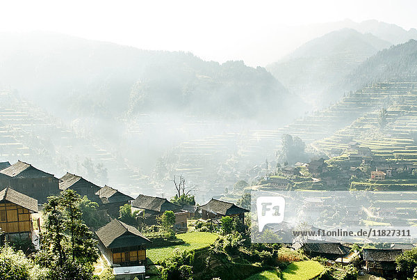 Neblige Bergtal-Landschaft und Dorf Xijiang  Guizhou  China