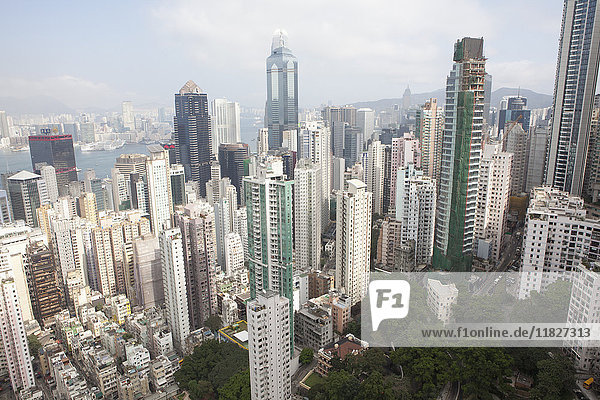 Blick von Wolkenkratzern  Hongkong  China