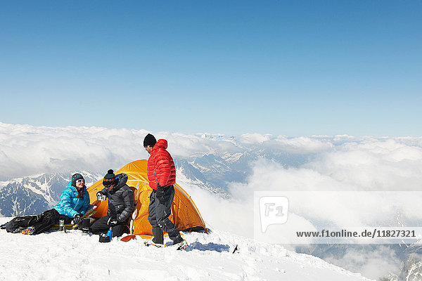 Menschen zelten in den Bergen  Chamonix  Frankreich