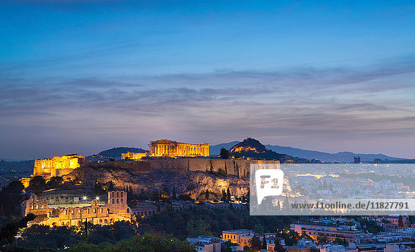 Die Akropolis bei Nacht beleuchtet  Athen  Attiki  Griechenland  Europa