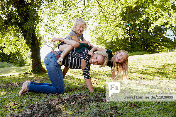 Mutter und Töchter genießen Park