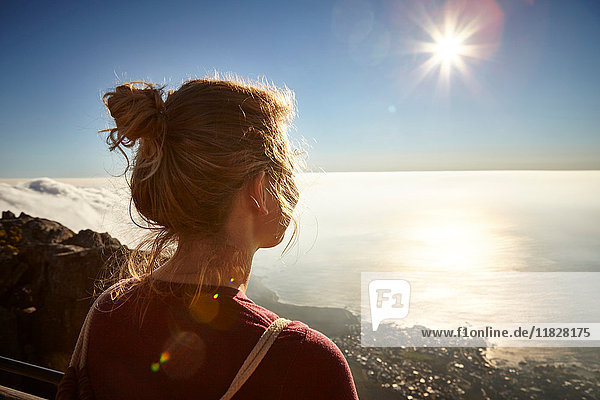 Junge Frau auf dem Gipfel des Tafelbergs  Blick auf die Aussicht  Tafelberg  Kapstadt  Südafrika