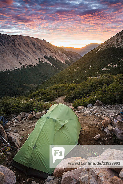 Zelt in Berglandschaft bei Sonnenaufgang  Nahuel-Huapi-Nationalpark  Rio Negro  Argentinien