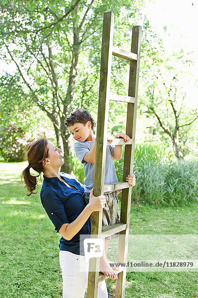 Mutter und Sohn spielen mit der Leiter