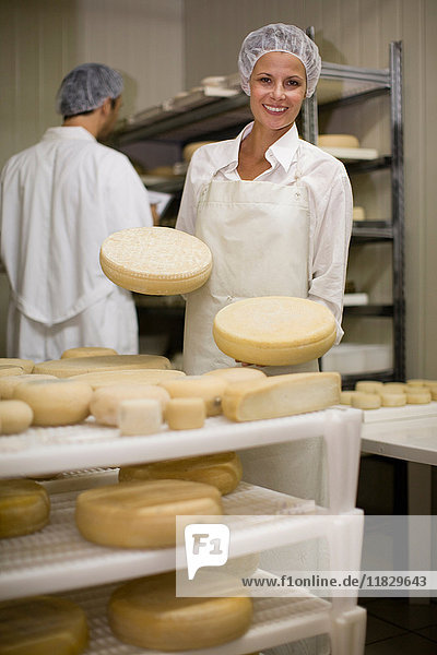 Arbeiter in einer Käserei