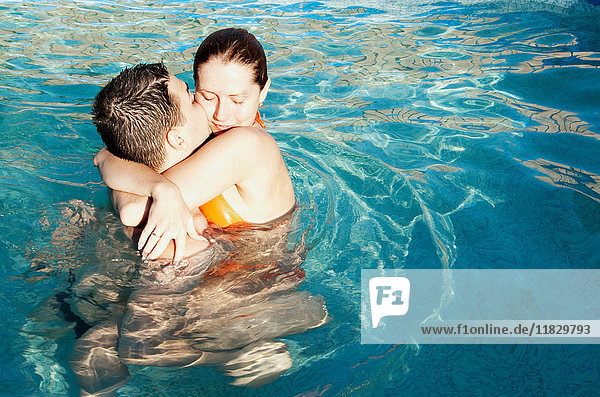 Küssende Paare im Pool