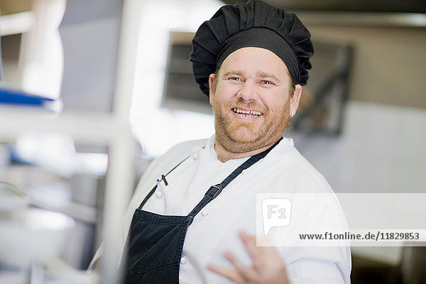 Lächelnder Küchenchef bei der Arbeit in der Küche