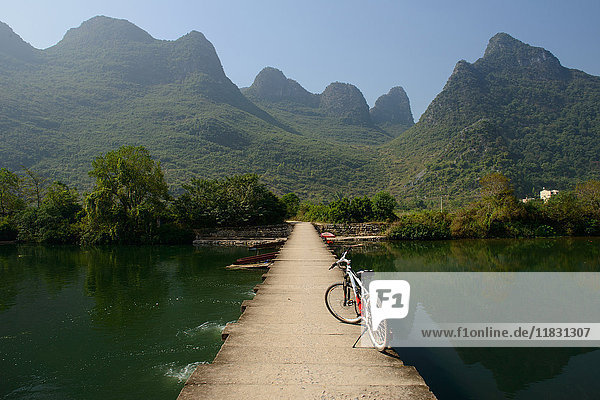 Fahrrad auf Holzsteg im See