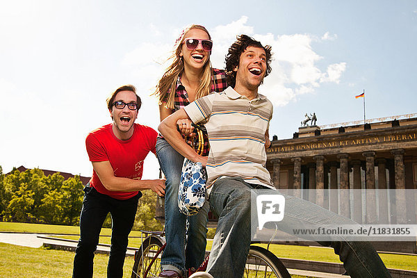 Freunde fahren gemeinsam Fahrrad im Park