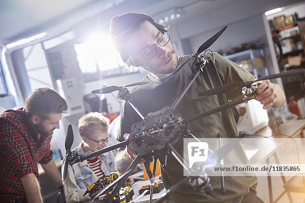 Männlicher Designer beim Zusammenbau der Drohne in der Werkstatt