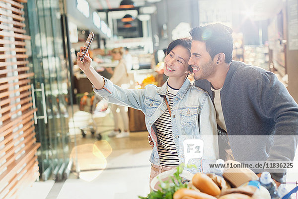 Junges Paar nimmt Selfie Lebensmittelgeschäft Einkaufen im Markt