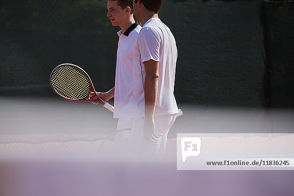 Herren-Tennis-Doppel auf dem sonnigen Tennisplatz