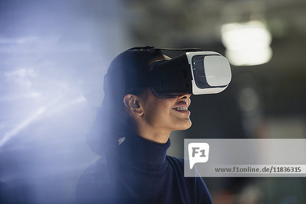 Geschäftsfrau mit Virtual-Reality-Simulator