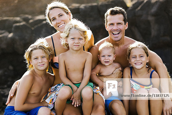 Eltern mit vier Kindern (12-17 Monate  4-5  6-7  8-9) am Strand
