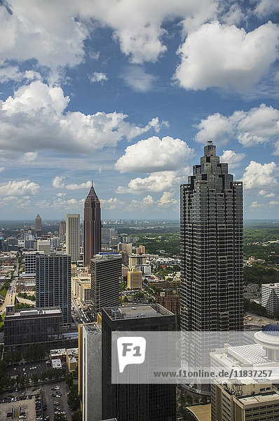 USA  Georgia  Atlanta  Stadtbild mit Wolkenkratzern im Vordergrund
