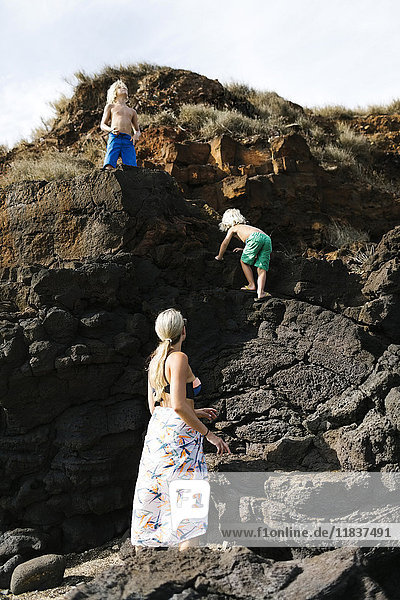 USA  Hawaii  Kauai  Mutter mit Söhnen (4-5  8-9) beim Klettern auf Felsen