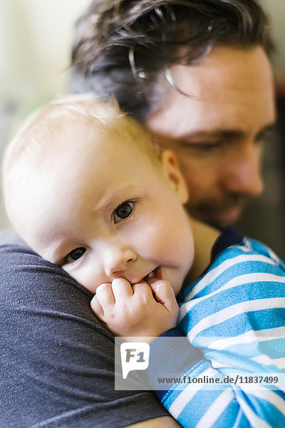 Vater umarmt Sohn (12-17 Monate)