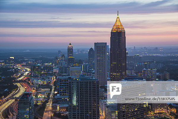 USA  Georgia  Atlanta  Stadtbild mit Wolkenkratzern in der Morgendämmerung