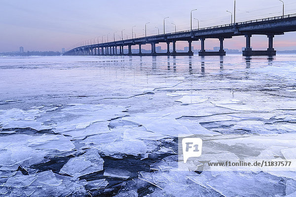 Ukraine  Gebiet Dnepropetrowsk  Stadt Dnepropetrowsk  Brücke über zugefrorenen Fluss
