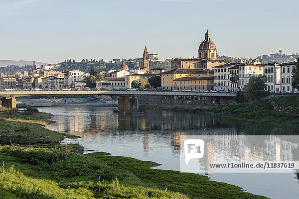 Italien  Toskana  Florenz  Stadtbild spiegelt sich im Fluss Arno