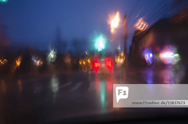 Straßenverkehr in einer regnerischen Nacht