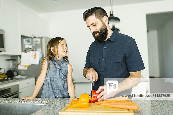 Vater mit Tochter (6-7) beim gemeinsamen Kochen