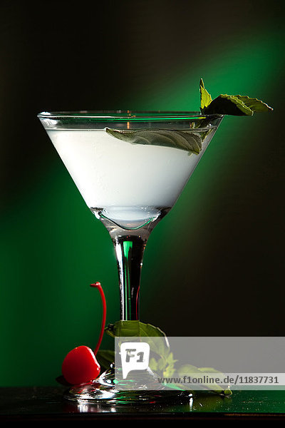 Martini-Cocktail mit Minzblatt