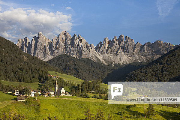 Häuser in abgelegener Berglandschaft  Funes  Trentino Südtirol  Italien