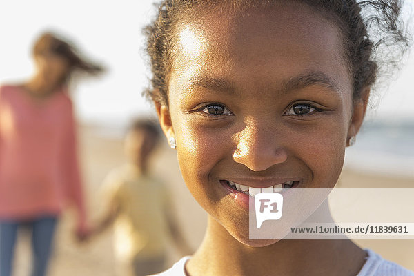 Porträt eines lächelnden Mädchens am Strand
