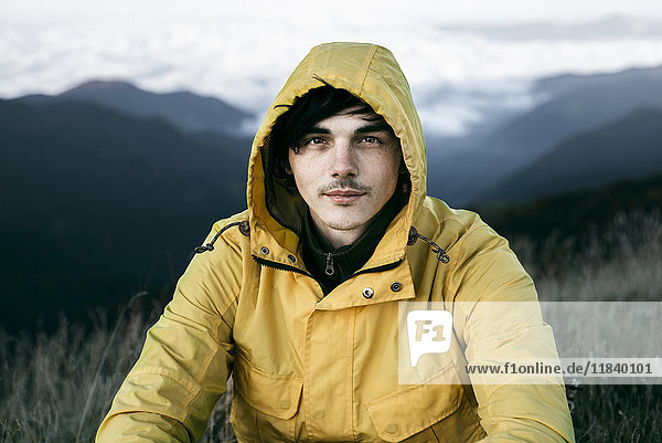 Porträt eines kaukasischen Mannes in einer abgelegenen Berglandschaft