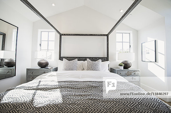 Himmelbett im modernen Schlafzimmer