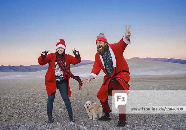 Festliches Paar feiert Weihnachten in der Wüste