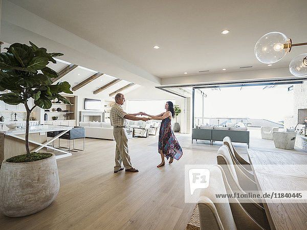 Älteres Paar tanzt in modernem Haus