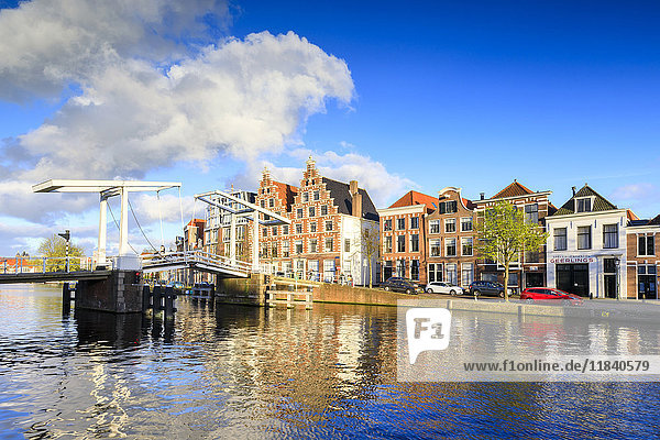 Blauer Himmel und Wolken auf typischen Häusern  die sich in der Gracht des Flusses Spaarne spiegeln  Haarlem  Nordholland  Die Niederlande  Europa