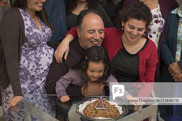 Mehrgenerationenfamilie feiert den Geburtstag eines älteren Mannes
