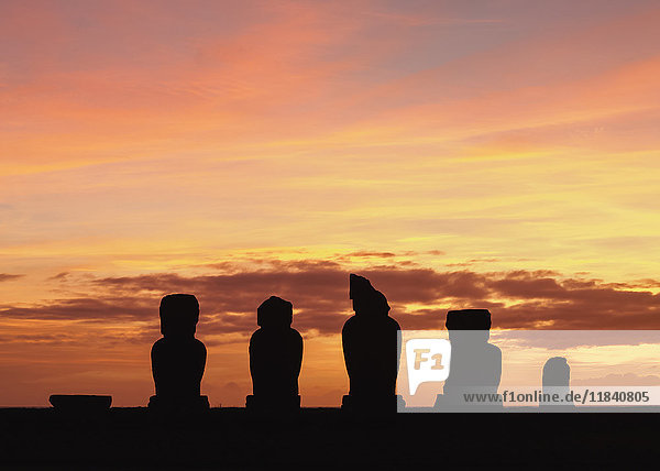 Moais in Ahu Vai Uri bei Sonnenuntergang  Archäologischer Komplex Tahai  Rapa Nui National Park  UNESCO Weltkulturerbe  Osterinsel  Chile  Südamerika