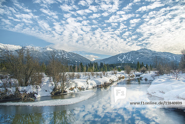 Weiße Wolken spiegeln sich über dem Fluss der goldenen Träume in Whistler  British Columbia  Kanada  Nordamerika
