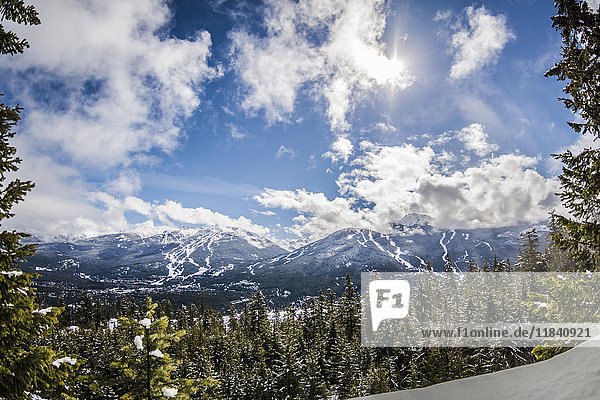 Blick auf den blauen Himmel über Whistler Blackcomb vom Sprout Mountain  British Columbia  Kanada  Nordamerika