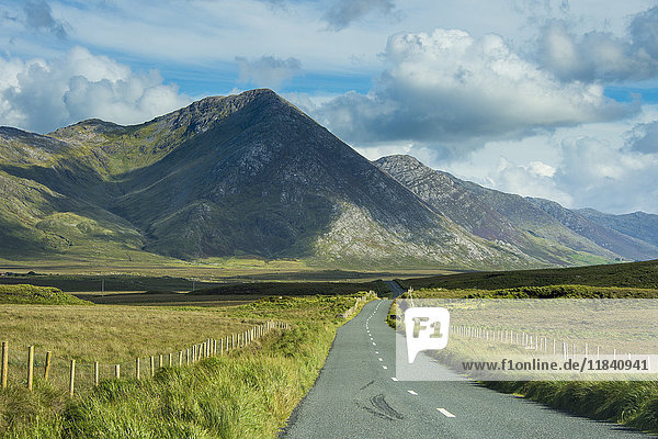 Straße  die durch den Connemara-Nationalpark führt  Grafschaft Galway  Connacht  Republik Irland  Europa
