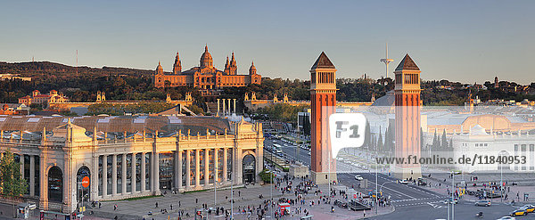 Blick über den Placa d'Espanya (Placa de Espana) zum Palau Nacional (Museu Nacional d'Art de Catalunya)  Barcelona  Katalonien  Spanien  Europa