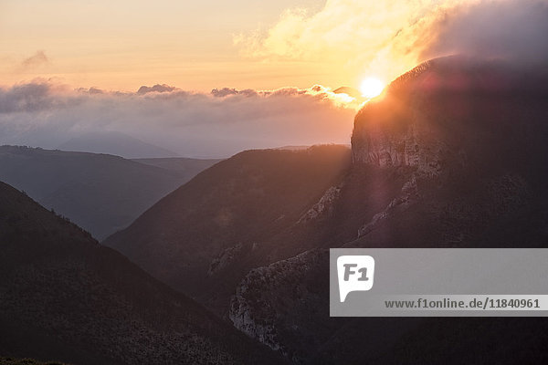 Sonnenaufgang auf dem Monte Cucco im Winter  Apennin  Umbrien  Italien  Europa
