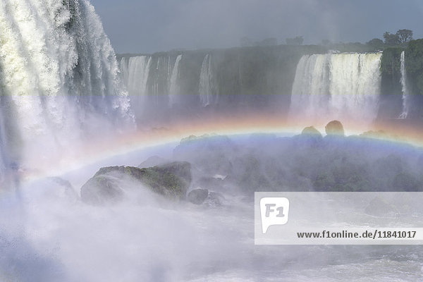 Regenbogen über den Iguazu-Fällen  von der brasilianischen Seite aus gesehen  UNESCO-Welterbe  Foz do Iguacu  Bundesstaat Parana  Brasilien  Südamerika
