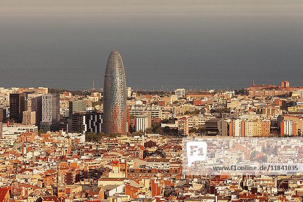 Blick über Barcelona mit dem Torre Agbar Turm  Architekt Jean Nouvel  Barcelona  Katalonien  Spanien  Europa