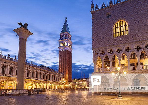 Campanile Turm  Palazzo Ducale (Dogenpalast)  Piazzetta  Markusplatz  bei Nacht  Venedig  UNESCO Weltkulturerbe  Veneto  Italien  Europa
