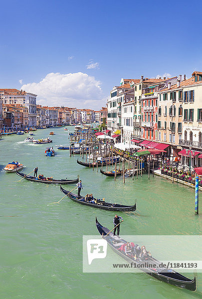Gondeln mit Touristen auf dem Canal Grande  neben der Fondementa del Vin  Venedig  UNESCO-Weltkulturerbe  Venetien  Italien  Europa