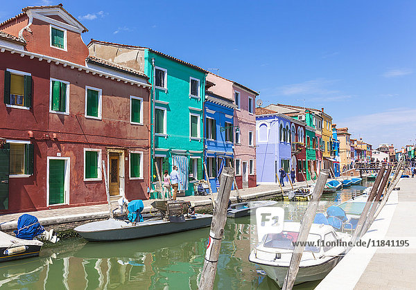 Bunte Fischerhäuschen auf der Insel Burano in der Lagune von Venedig (Venezianische Lagune)  Venedig  UNESCO-Weltkulturerbe  Venetien  Italien  Europa